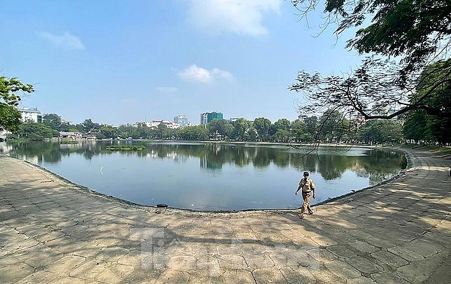 គយគន់ផ្លូវថ្មើរជើងជុំវិញបឹង Thien Quang ដែលនឹងដាក់ឱ្យដំណើរការ