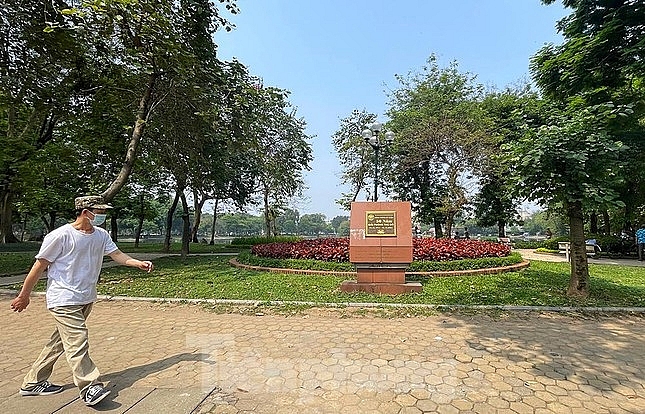 គយគន់ផ្លូវថ្មើរជើងជុំវិញបឹង Thien Quang ដែលនឹងដាក់ឱ្យដំណើរការ