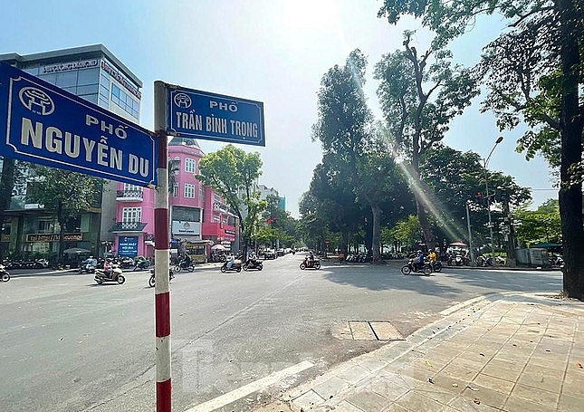 គយគន់ផ្លូវថ្មើរជើងជុំវិញបឹង Thien Quang ដែលនឹងដាក់ឱ្យដំណើរការ