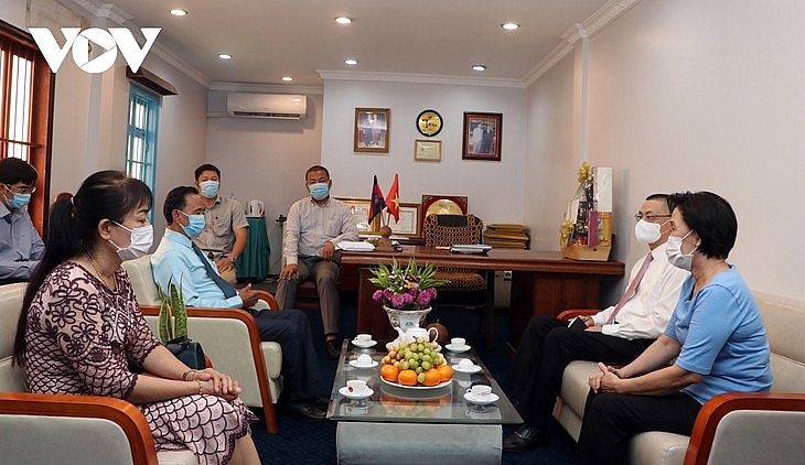 ស្ថានទូតវៀតណាមប្រចាំកម្ពុជា ប្រកៀកស្មាជាមួយបងប្អូនជនរួមជាតិជានិច្ចក្នុងការ ប្រយុទ្ធប្រឆាំងនឹងជម្ងឺរាតត្បាត កូវីដ ១៩ ស្ថានទូតវៀតណាមប្រចាំកម្ពុជា ប្រកៀកស្មាជាមួយបងប្អូនជនរួមជាតិជានិច្ចក្នុងការ ប្រយុទ្ធប្រឆាំងនឹងជម្ងឺរាតត្បាត កូវីដ ១៩