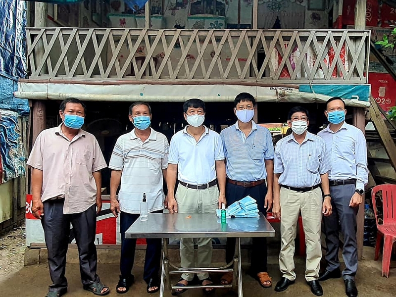 ផ្តល់ជំនួយជាបន្ទាន់សម្រាប់បងប្អូនប្រជាពលរដ្ឋដើមកំណើតវៀតណាមនិងប្រជាជនកម្ពុជាដែលមានការពិបាកនៅក្នុងខេត្តកំពង់ស្ពឺ (កម្ពុជា) ផ្តល់ជំនួយជាបន្ទាន់សម្រាប់បងប្អូនប្រជាពលរដ្ឋដើមកំណើតវៀតណាមនិងប្រជាជនកម្ពុជាដែលមានការពិបាកនៅក្នុងខេត្តកំពង់ស្ពឺ (កម្ពុជា)