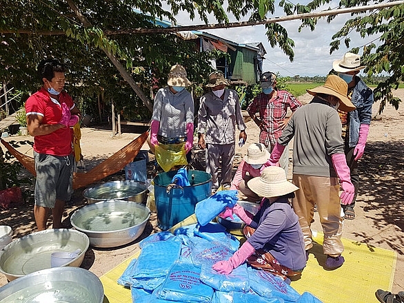 ឧបត្ថម្ភជូនប្រជាពលរដ្ឋដើមកំណើតវៀតណាមនៅតាមតំបន់ដែលផ្ទុះជំងឺរាតត្បាតកូវីដ-១៩ នៅកម្ពុជា