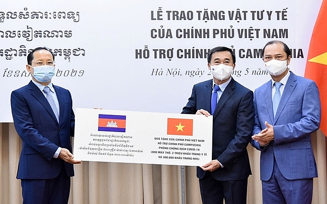 ប្រទេសវៀតណាមបញ្ជូនអ្នកជំនាញនិងបរិច្ចាគគ្រឿងបរិក្ខារពេទ្យដើម្បីជួយដល់ប្រទេសឡាវនិងកម្ពុជាក្នុងការប្រយុទ្ធប្រឆាំងនឹង ជំងឺកូវីដ-១៩ ប្រទេសវៀតណាមបញ្ជូនអ្នកជំនាញនិងបរិច្ចាគគ្រឿងបរិក្ខារពេទ្យដើម្បីជួយដល់ប្រទេសឡាវនិងកម្ពុជាក្នុងការប្រយុទ្ធប្រឆាំងនឹង ជំងឺកូវីដ-១៩