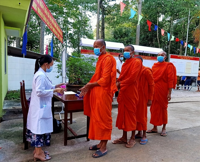 បងប្អូនជនរួមជាតិខ្មែរនៅវៀតណាមក្នុងឈុតស្លៀកសម្លៀកបំពាក់បែបប្រពៃណីទៅបោះឆ្នោត