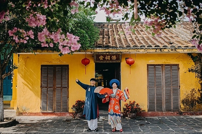ឈុតរូបថតបុរាណរបស់គូស្នេហ៍វ័យចំណាស់នៅ Hoi An ធ្វើឱ្យមនុស្សជាច្រើនសរសើរ កម្រងរូបថតបុរាណរបស់គូស្នេហ៍វ័យចំណាស់នៅ Hoi An ធ្វើឱ្យមនុស្សជាច្រើនស្ងើចសរសើរ