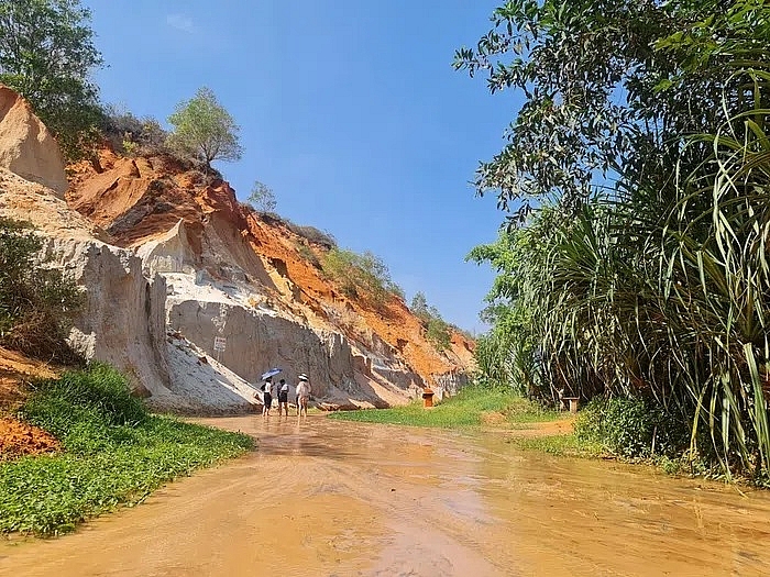 Suoi Hong - រូបភាពធម្មជាតិតែមួយគត់ Suoi Hong - រូបភាពធម្មជាតិដ៏ប្លែកតែមួយគត់