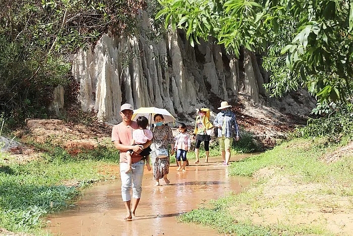 Suoi Hong - រូបភាពធម្មជាតិតែមួយគត់ Suoi Hong - រូបភាពធម្មជាតិដ៏ប្លែកតែមួយគត់