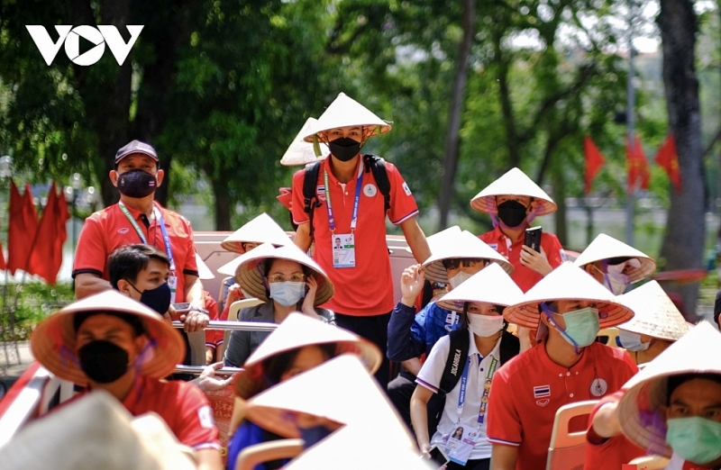 ក្រុម​ទាត់សីជម្រើសជាតិ​ថៃ​ពាក់​មួកដួនបែបវៀតណាមដើរកំសាន្តនៅ​ជុំវិញ​ទីក្រុង​ហាណូយ