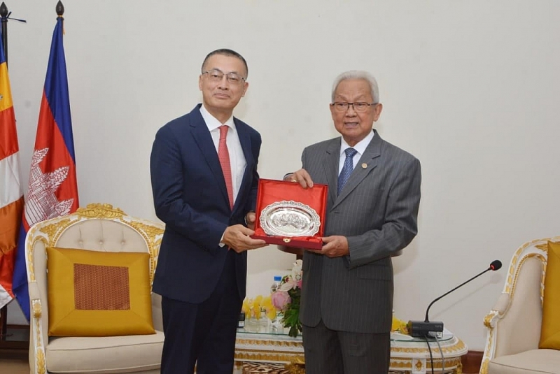 ប្រធានក្រុមប្រឹក្សាធម្មនុញ្ញ អនុញ្ញាតឱ្យទូតវៀតណាម ចូលសម្តែងការគួរសម និងជម្រាបលា ប្រធានក្រុមប្រឹក្សាធម្មនុញ្ញ អនុញ្ញាតឱ្យទូតវៀតណាម ចូលសម្តែងការគួរសម និងជម្រាបលា