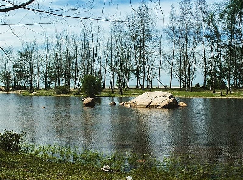 គយគន់លក្ខណៈស្ងៀមស្ងាត់សុខសាន្តត្រាណ“ បឹងយក្សមួយរនៅចំកណ្តាលវាលទំនាប”