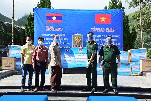 ខេត្ត Vinh Phuc បរិច្ចាគសំភារៈបរិក្ខាពេទ្យ ដើម្បីជួយខេត្តភាគខាងជើងប្រទេសឡាវក្នុងការបង្ការនិងប្រយុទ្ធប្រឆាំងនឹងជំងឺកូវីដ-១៩