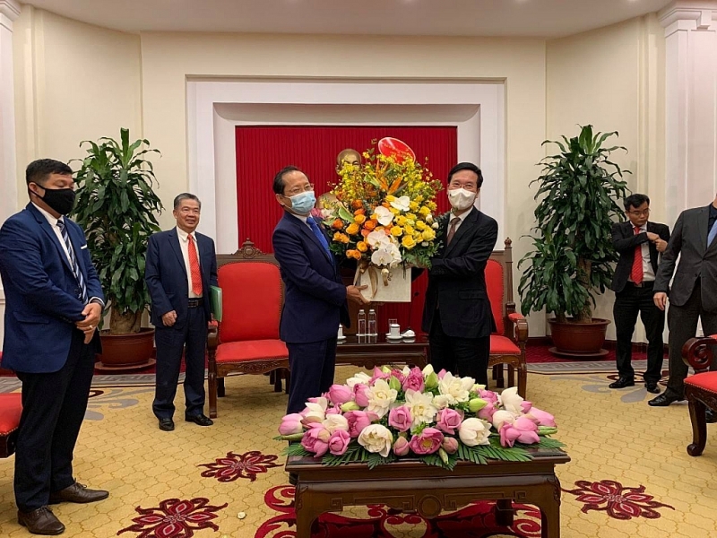 ឯកឧត្តម ចាយ ណាវុធ ឯកអគ្គរាជទូត នៃព្រះរាជាណាចក្រកម្ពុជាប្រចាំវៀតណាម បានចូលជួបសម្ដែងការគួរសម និងជូនពរ ឯកឧត្តម Vo Van Thuong សមាជិកការិយាល័យនយោបាយនិងជាសមាជិកអចិន្ត្រៃយ៍នៃលេខាធិការដ្ឋានគណៈកម្មាធិការមជ្ឈិមបក្ស ឯកឧត្តម ចាយ ណាវុធ ឯកអគ្គរាជទូត នៃព្រះរាជាណាចក្រកម្ពុជាប្រចាំវៀតណាម បានចូលជួបសម្ដែងការគួរសម និងជូនពរ ឯកឧត្តម Vo Van Thuong សមាជិកការិយាល័យនយោបាយ
