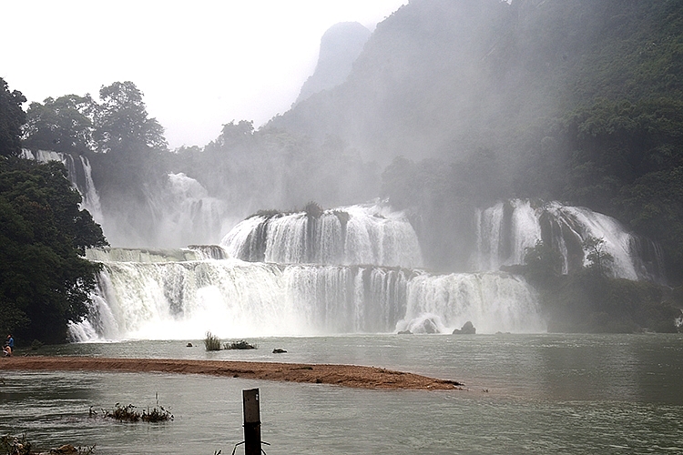 គយគន់សម្រស់ទឹកធ្លាក់ Ban Gioc ទីក្រុង Cao Bang គយគន់សម្រស់ល្បាក់ទឹកធ្លាក់ Ban Gioc ទីក្រុង Cao Bang