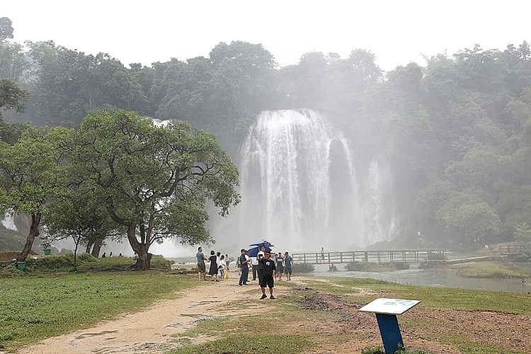 គយគន់សម្រស់ទឹកធ្លាក់ Ban Gioc ទីក្រុង Cao Bang គយគន់សម្រស់ល្បាក់ទឹកធ្លាក់ Ban Gioc ទីក្រុង Cao Bang