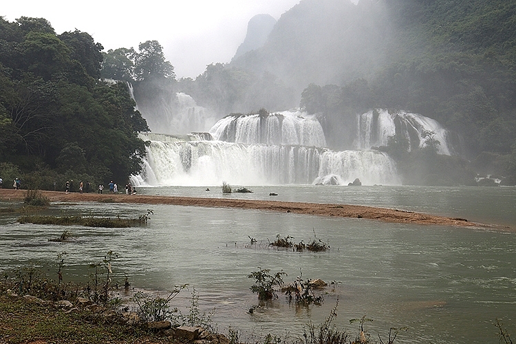 គយគន់សម្រស់ទឹកធ្លាក់ Ban Gioc ទីក្រុង Cao Bang គយគន់សម្រស់ល្បាក់ទឹកធ្លាក់ Ban Gioc ទីក្រុង Cao Bang