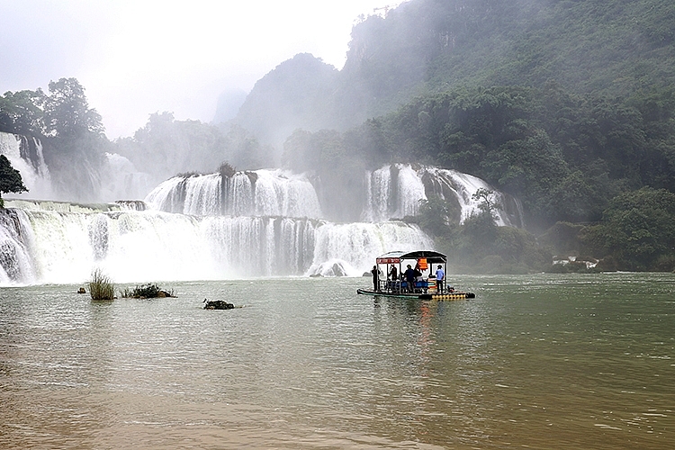 គយគន់សម្រស់ទឹកធ្លាក់ Ban Gioc ទីក្រុង Cao Bang គយគន់សម្រស់ល្បាក់ទឹកធ្លាក់ Ban Gioc ទីក្រុង Cao Bang