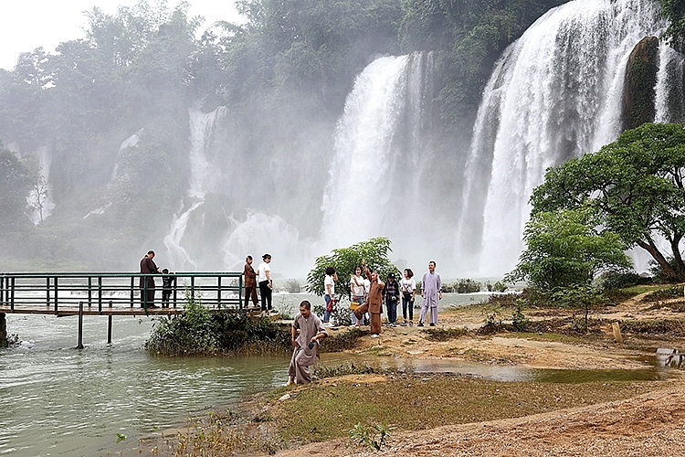 គយគន់សម្រស់ទឹកធ្លាក់ Ban Gioc ទីក្រុង Cao Bang គយគន់សម្រស់ល្បាក់ទឹកធ្លាក់ Ban Gioc ទីក្រុង Cao Bang
