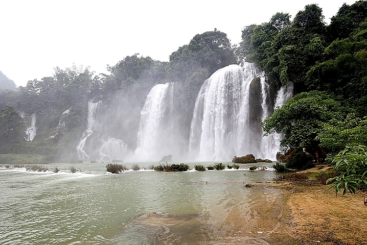 គយគន់សម្រស់ទឹកធ្លាក់ Ban Gioc ទីក្រុង Cao Bang គយគន់សម្រស់ល្បាក់ទឹកធ្លាក់ Ban Gioc ទីក្រុង Cao Bang