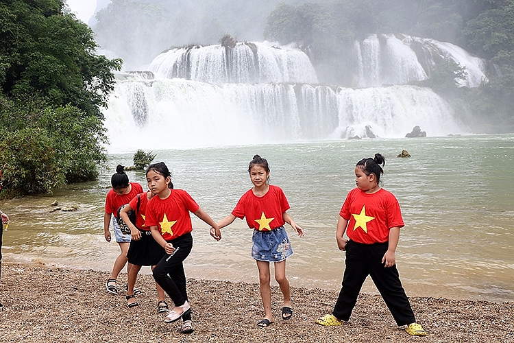 គយគន់សម្រស់ទឹកធ្លាក់ Ban Gioc ទីក្រុង Cao Bang គយគន់សម្រស់ល្បាក់ទឹកធ្លាក់ Ban Gioc ទីក្រុង Cao Bang