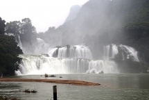 គយគន់សម្រស់ល្បាក់ទឹកធ្លាក់ Ban Gioc ទីក្រុង Cao Bang