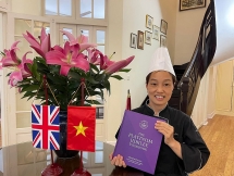 នំបញ្ចុកសាច់ជ្រូកអាំងហាណូយ ត្រូវ​បាន​បញ្ចូល​ក្នុង​សៀវភៅ​ធ្វើ​ម្ហូប​ពិធី​បុណ្យ​ប្លាទីន​របស់​មហាក្សត្រី​នៃ​ប្រទេស​អង់គ្លេស