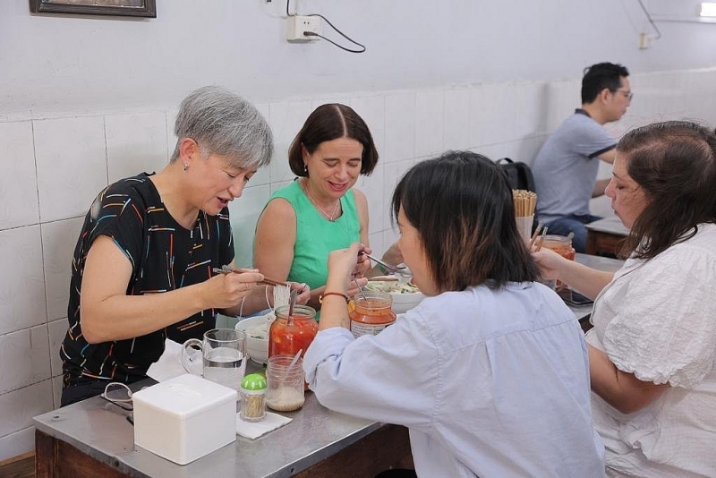 រូបភាពរដ្ឋមន្ត្រីការបរទេសអូស្ត្រាលីរីករាយទទួលទានជាមួយហ្វឺសាច់មាន់ហាណូយ រូបភាពរដ្ឋមន្ត្រីការបរទេសអូស្ត្រាលីរីករាយទទួលទានជាមួយហ្វឺសាច់មាន់ហាណូយ