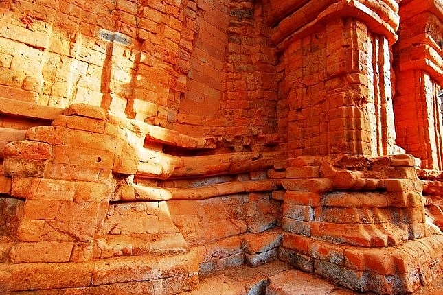 ប៉ម​ចាម​ដ៏​អាថ៌កំបាំង​បាន​លិច​យ៉ាង​ជ្រៅ​ក្រោម​ខ្សាច់​ឆ្នេរ​សមុទ្រ​ក្នុង​ទីក្រុង Hue