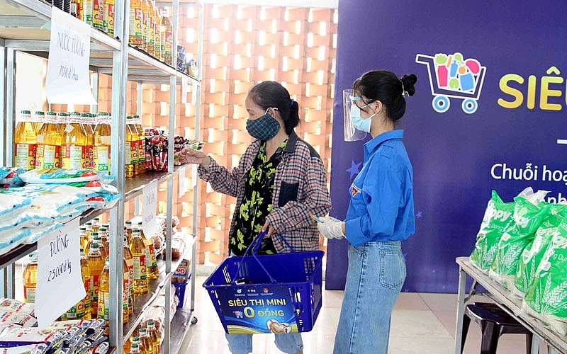 ផ្សារទំនើបខ្នាតតូច «០ ដុង» ជួយដល់គ្រួសារក្រីក្រចំនួន ៣០០ គ្រួសារដែលរងផលប៉ះពាល់ពីការរីករាលដាលនៃជំងឺរាតត្បាតកូវីដ