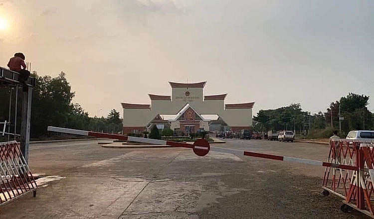កម្ពុជាផ្អាកការធ្វើដំណើរចេញ-ចូលឆ្លងកាត់ព្រំដែនកម្ពុជា-វៀតណាមជាបណ្តោះអាសន្ន