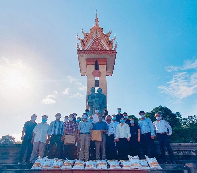 ស្ថានអគ្គកុងស៊ុលវៀតណាមប្រចាំនៅខេត្តព្រះសីហនុ អញ្ជើញអុជធូបនិងគោរពវិញ្ញាណក្ខ៍ន្ធយុទ្ធជនពលីនៅស្តូបមិត្តភាពកម្ពុជា - វៀតណាម ស្ថានអគ្គកុងស៊ុលវៀតណាមប្រចាំនៅខេត្តព្រះសីហនុ អញ្ជើញអុជធូបនិងគោរពវិញ្ញាណក្ខ៍ន្ធយុទ្ធជនពលីនៅស្តូបមិត្តភាពកម្ពុជា - វៀតណាម