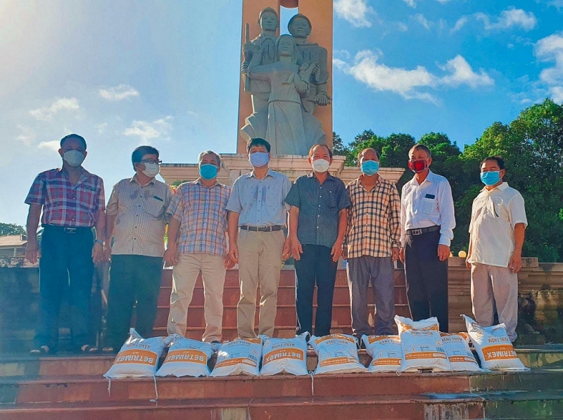 ស្ថានអគ្គកុងស៊ុលវៀតណាមប្រចាំនៅខេត្តព្រះសីហនុ អញ្ជើញអុជធូបនិងគោរពវិញ្ញាណក្ខ៍ន្ធយុទ្ធជនពលីនៅស្តូបមិត្តភាពកម្ពុជា - វៀតណាម ស្ថានអគ្គកុងស៊ុលវៀតណាមប្រចាំនៅខេត្តព្រះសីហនុ អញ្ជើញអុជធូបនិងគោរពវិញ្ញាណក្ខ៍ន្ធយុទ្ធជនពលីនៅស្តូបមិត្តភាពកម្ពុជា - វៀតណាម