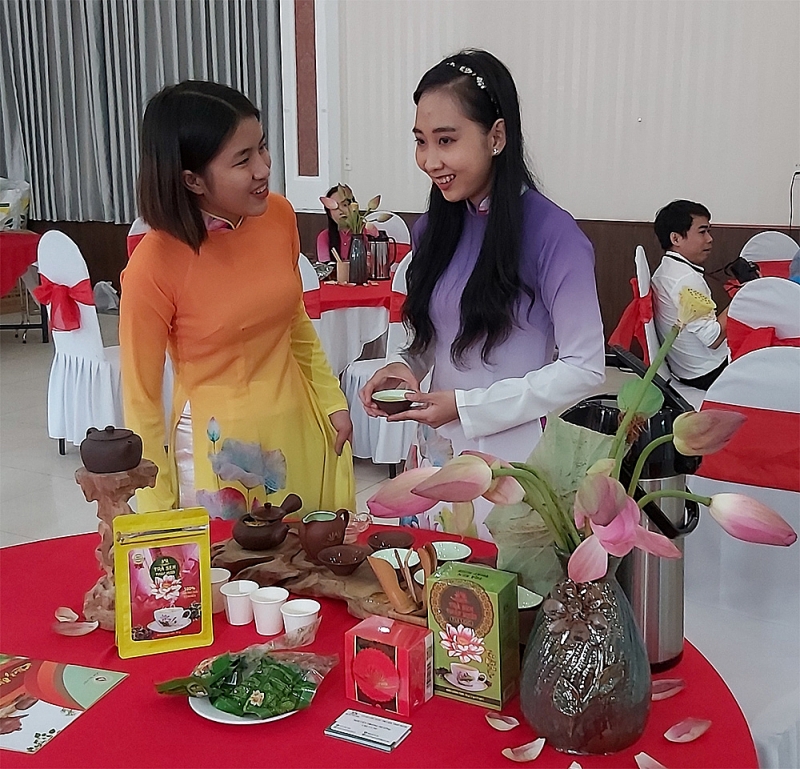 អញ្ជើញមកទស្សនាខេត្ត Dong Thap ដើម្បីរីករាយជាមួយតែផ្កាឈូកស្រស់