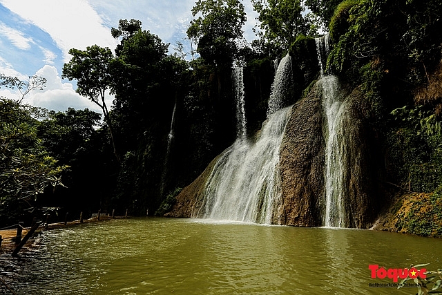 គយគន់សម្រស់ល្បាក់ទឹកធ្លាក់ Dai Yem នៅកណ្តាលខ្ពង់រាប Moc Chau
