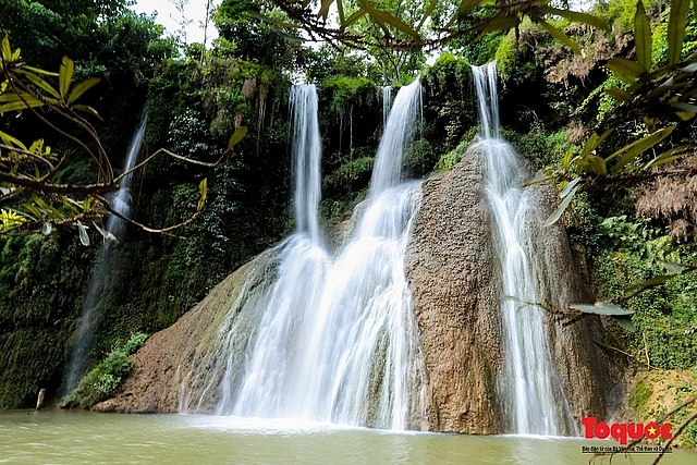 គយគន់សម្រស់ល្បាក់ទឹកធ្លាក់ Dai Yem នៅកណ្តាលខ្ពង់រាប Moc Chau