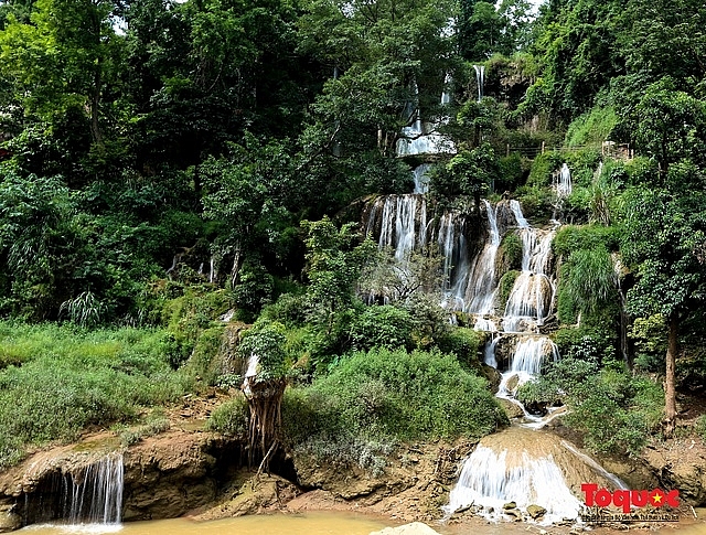 គយគន់សម្រស់ល្បាក់ទឹកធ្លាក់ Dai Yem នៅកណ្តាលខ្ពង់រាប Moc Chau