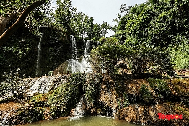 គយគន់សម្រស់ល្បាក់ទឹកធ្លាក់ Dai Yem នៅកណ្តាលខ្ពង់រាប Moc Chau