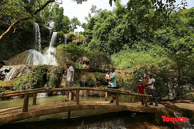 គយគន់សម្រស់ល្បាក់ទឹកធ្លាក់ Dai Yem នៅកណ្តាលខ្ពង់រាប Moc Chau