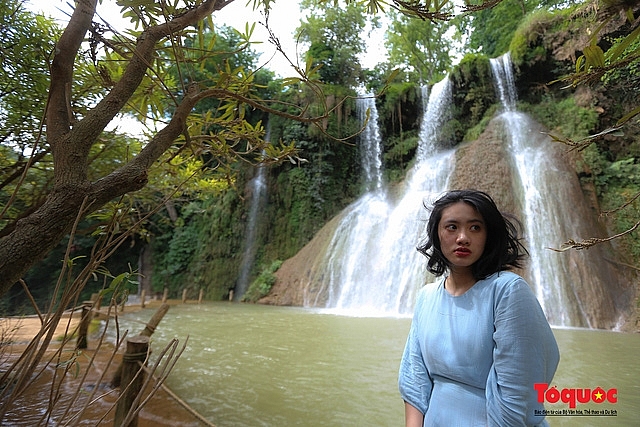 គយគន់សម្រស់ល្បាក់ទឹកធ្លាក់ Dai Yem នៅកណ្តាលខ្ពង់រាប Moc Chau