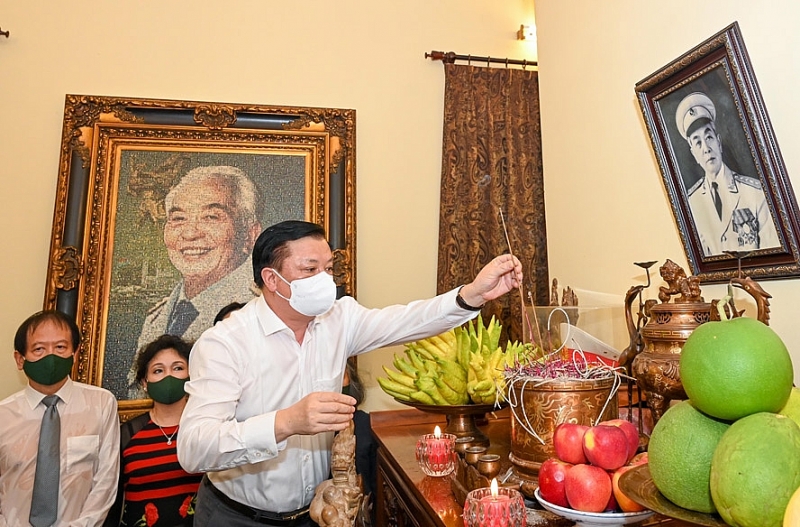 ទីក្រុងហាណូយថ្វាយធូបរំលឹកវិញ្ញាណក្ខ័ន្ធលោកឧត្តមសេនីយ៍ Vo Nguyen Giap
