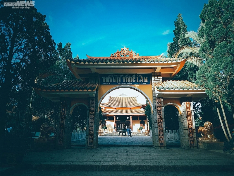 ទស្សនាវត្ត Truc Lam នៅទីក្រុង Dalat ដែលជាវត្តដ៏ស្រស់ស្អាតដូចរូបទេពអប្សរ