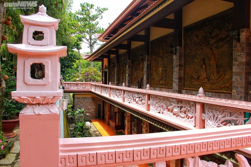 ទស្សនាវត្ត Truc Lam នៅទីក្រុង Dalat ដែលជាវត្តដ៏ស្រស់ស្អាតដូចរូបទេពអប្សរ