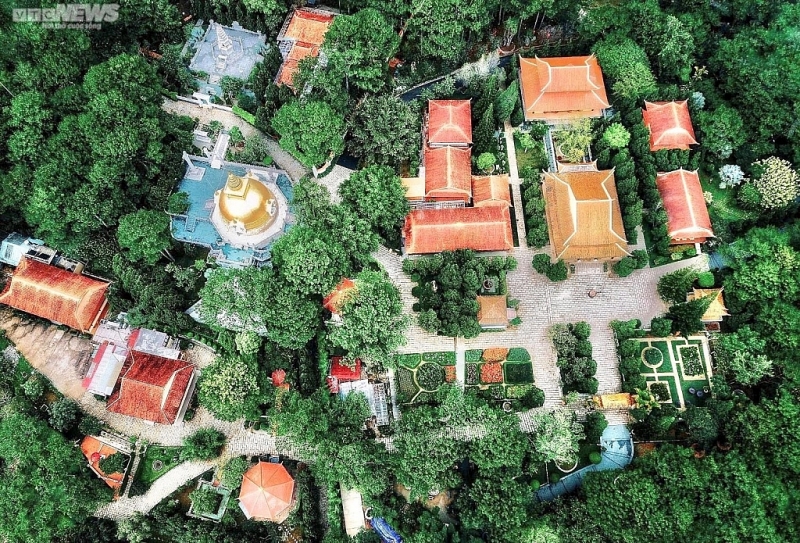 ទស្សនាវត្ត Truc Lam នៅទីក្រុង Dalat ដែលជាវត្តដ៏ស្រស់ស្អាតដូចរូបទេពអប្សរ