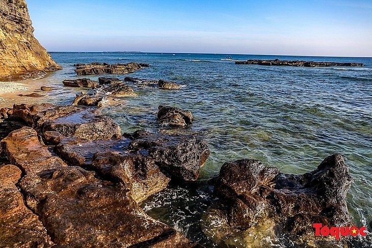រូងភ្នំ Hang Cau សម្រស់ដ៍រហោរស្ថាននៅកណ្តាលភ្នំ Ly Son