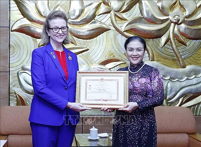 ប្រគល់មេដាយអនុស្សវរីយ៍ជូនប្រធានតំណាង UNDP ប្រចាំនៅវៀតណាម