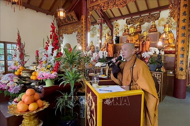 អាណិកជនបារាំងចូលរួមពិធីវូឡាននៅវត្ត Truc Lam Thien Vien ក្នុងទីក្រុងប៉ារីស អាណិកជនវៀតណាមនៅបារាំងចូលរួមពិធីបុណ្យVu Lanនៅវត្ត Truc Lam Thien Vien ទីក្រុងប៉ារីស