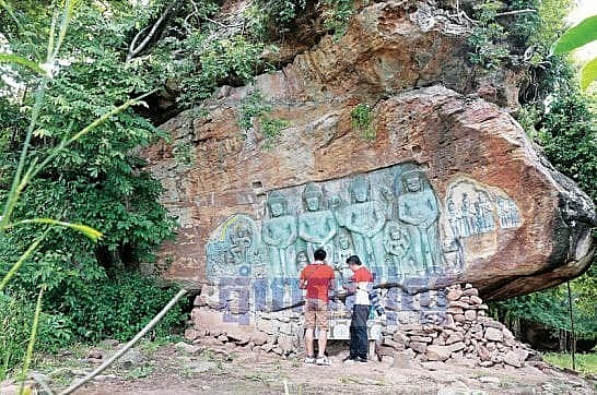 រូបចម្លាក់លើផ្ទាំងថ្មអាយុជិត១០០០ឆ្នាំ នៅស្អាតដូចថ្មី សម្ងំលាក់ខ្លួនកណ្តាលព្រៃក្នុងខេត្តសៀមរាប រូបចម្លាក់លើផ្ទាំងថ្មអាយុជិត១០០០ឆ្នាំ នៅស្អាតដូចថ្មី សម្ងំលាក់ខ្លួនកណ្តាលព្រៃក្នុងខេត្តសៀមរាប