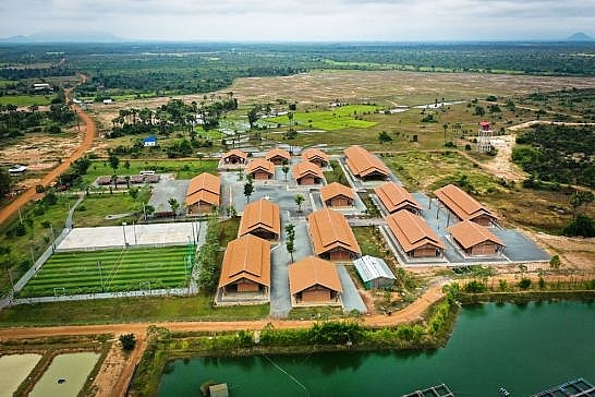 រីសត​សម្បូរសួនបន្លែ​ និង​ផ្ទះឈើ​ខ្មែរ​ប្រណីត ដំឡើងកសិដ្ឋានសូឡា​ផ្គាប់​ភ្ញៀវ​ស្រឡាញ់ធម្មជាតិ​​