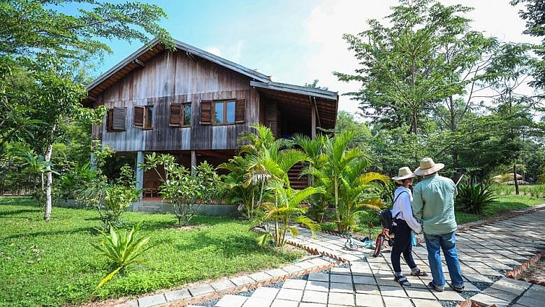 រីសត​សម្បូរសួនបន្លែ​ និង​ផ្ទះឈើ​ខ្មែរ​ប្រណីត ដំឡើងកសិដ្ឋានសូឡា​ផ្គាប់​ភ្ញៀវ​ស្រឡាញ់ធម្មជាតិ​​