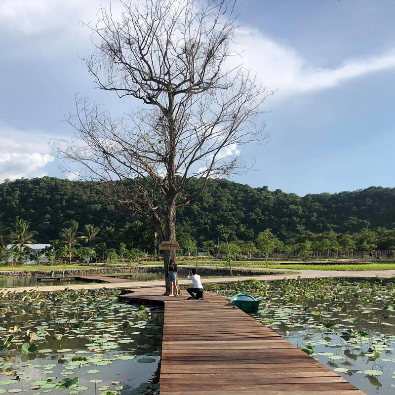 សារ៉េ សារ៉ង់ទៅ! តែ ២០ នាទី ពីក្រុងបាត់ដំបង ហូតម្នាក់ ១ ម៉ឺនរៀល ថតរូបលេងម៉ាសេរី