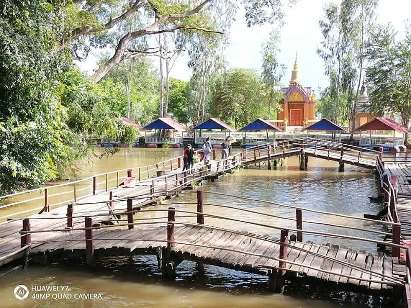 វត្តមួយកៀកភ្នំពេញ មានស្រះទឹកដ៏ធំ អាចជិះកាយ៉ាក ទាទឹកកម្សាន្ត មើលទេសភាពជុំវិញ ស្អាតក្រៃ វត្តមួយកៀកភ្នំពេញ មានស្រះទឹកដ៏ធំ អាចជិះកាយ៉ាក ទាទឹកកម្សាន្ត មើលទេសភាពជុំវិញ ស្អាតក្រៃ